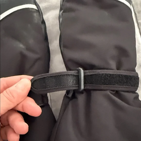 MCTI Black Winter Children’s Mittens - Picture 3 of 5